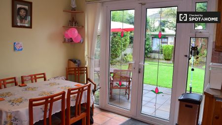Sunny room in 4-bedroom apartment in Firhouse, Dublin - Photo 4