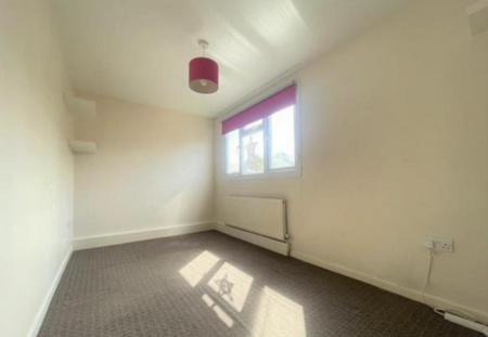 3 bedroom end of terrace house to rent - Photo 4