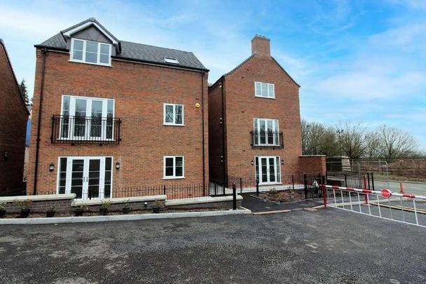 The Old Mitre, Bursnips Rd, Essington, WV11 - Photo 1