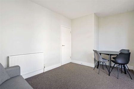 A good size one bedroom in a red brick mansion block. - Photo 5