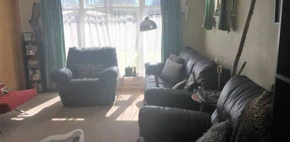Three Bedroom Family Home - Photo 2