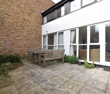 4 bedroom end of terrace house to rent - Photo 5