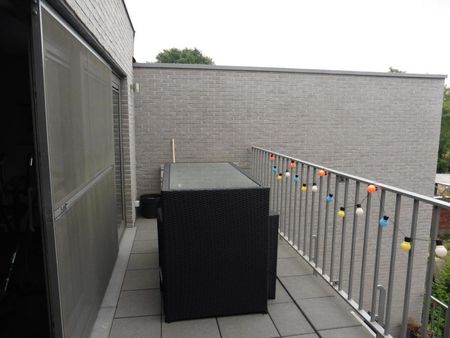 Appartement op de 2de verdieping met lift, 2 slaapkamers, terras en ondergrondse autostaanplaats. - Foto 2