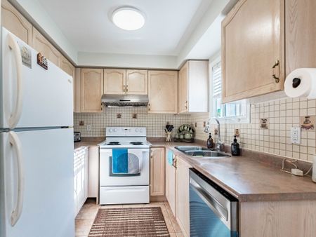 For Lease - 5321 Red Brush Drive, Mississauga, Ontario - Photo 2