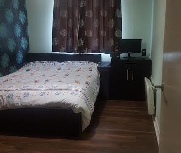 2 Bed Flat, Prince Regent Road, TW3 - Photo 4