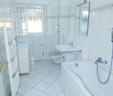 Renovierte 3-Zimmer-Wohnung mit Einbauküche in ruhiger und grüner Lage - Photo 5