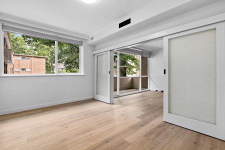 Elegant Living in the Heart of Toorak - Style, Space & Unmatched Location - Photo 2