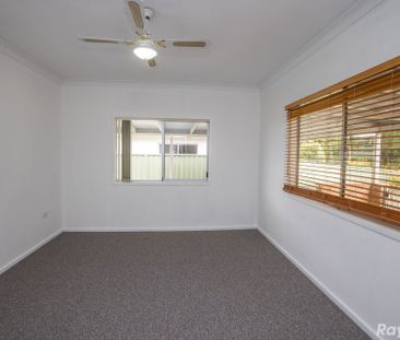 3 BEDROOM COTTAGE WITH SPACIOUS YARD!! - Photo 6