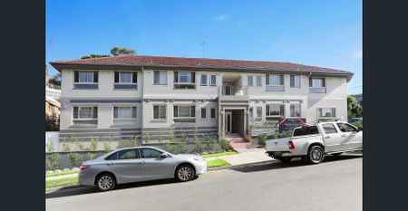 Restored Apartment With Private Courtyard & Additional Office / Studio - Photo 4