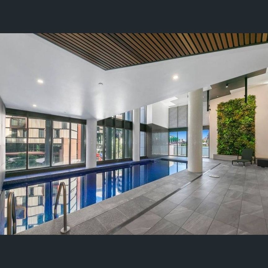 Modern 2BDR Apartment with Stunning Views – Prime South Brisbane Location - Photo 1