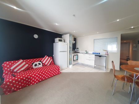 City Centre - Fully Furnished 1 Bedroom Apartment With A Carpark - Photo 5