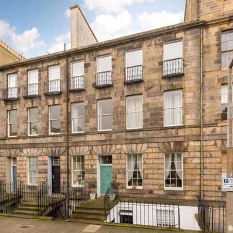 A beautifully presented and spacious main door two bedroom flat, available on a furnished basis in Edinburgh's Eastern New Town. - Photo 1