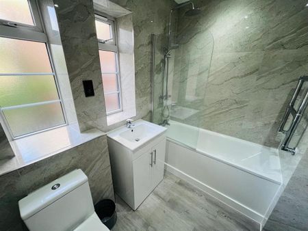 3 bedroom flat to rent - Photo 4