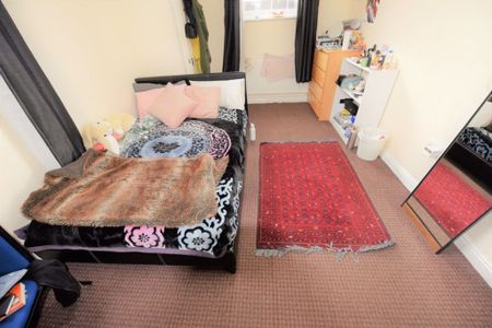 2 bedroom Flat in 14 Ragland Road, Leeds - Photo 4