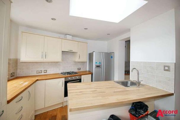 Larchwood Avenue, Romford, RM5 - Photo 1