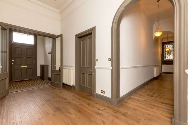 A stunning four bedroom main door apartment, available on an unfurnished basis. - Photo 1