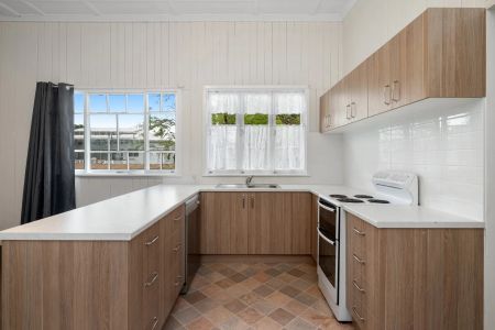 Spacious Character-Filled Apartment in a Peaceful Greenslopes Setting - Photo 4
