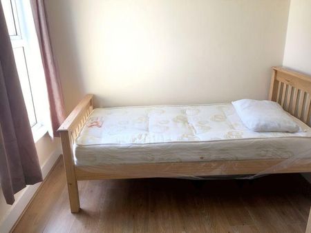 3 bedroom semi-detached house to rent - Photo 4