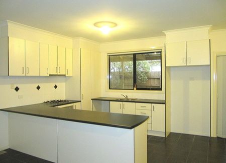 Modern, Spacious 3-Bedroom Unit in Dandenong – Perfect for Families! - Photo 3