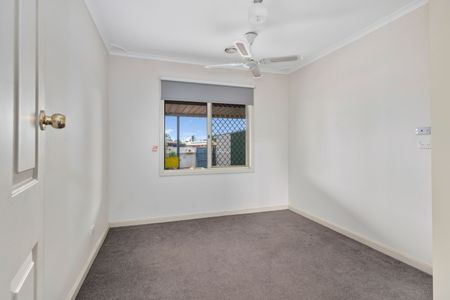 Spacious Family Home Opposite the Kalgoorlie Racecourse - Photo 4