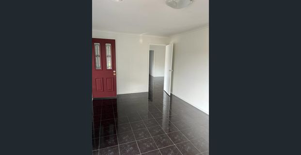 SPACIOUS 3 BEDROOM HOME IN A CENTRAL LOCATION IN NARRE WARREN SOUTH! - Photo 1