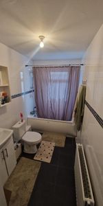 Hunters Square, Dagenham, RM10 - Photo 3