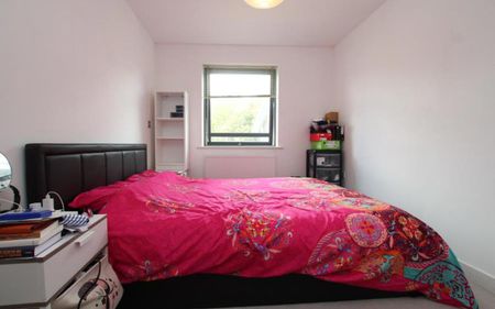 Located in a modern development a short walk to Cabot Circus and Temple Meads. There is also the added bonus of a balcony! - Photo 4
