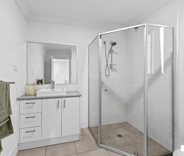 Luxury 3 bed townhouse, convenient to everything - Photo 3