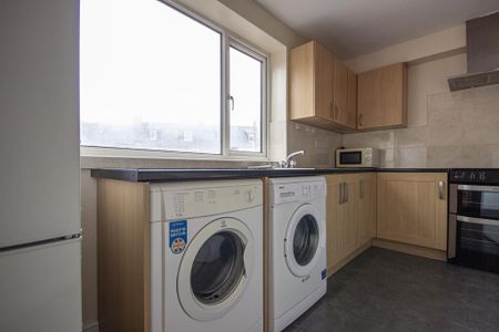 3 bedroom flat to rent - Photo 2