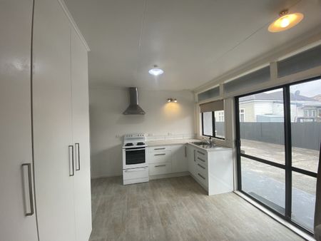 Modern, tidy and sunny unit in a great location. - Photo 4