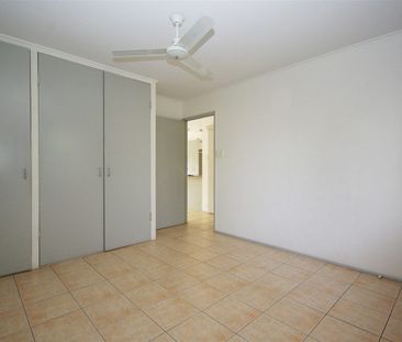 Spacious Annerley Apartment With Separate Living Area - Photo 1