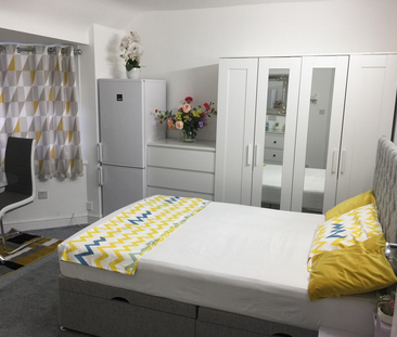 1 bedroom in a house share to rent - Photo 3