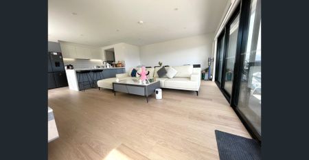 $300 per week for one master bedroom with own bathroom and fully furnished in a brand-new luxurious Waterfront Home in safe and new neighbourhood - Photo 3