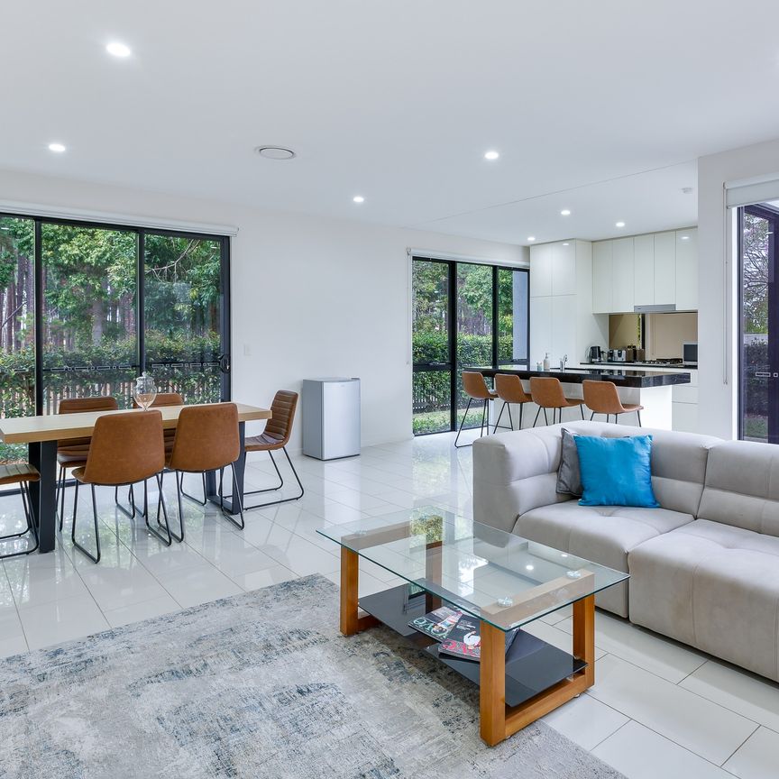 $1,100 per week / $4,400 Bond - Photo 1