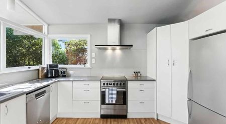 Burnside- 4 Bed spacious family home with Garden - Photo 3