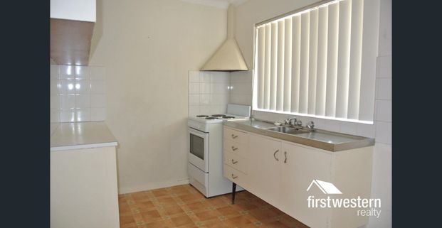 COSY UNIT...LIVE BY THE BEACH. - Photo 1