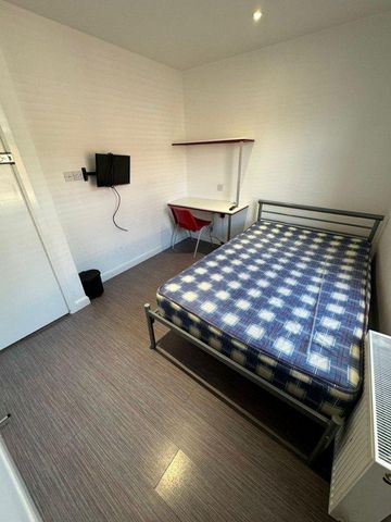 4 bedroom flat to rent - Photo 4