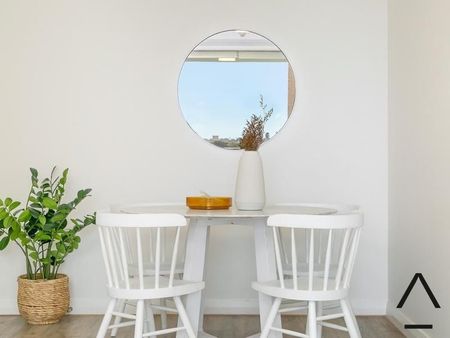 Modern Three Bedroom Apartment with Panoramic Harbour Views - Your Perfect Home Awaits! - Photo 2