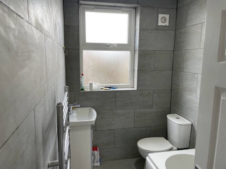 Surbiton, KT6 (Semi-Detached) - Photo 5