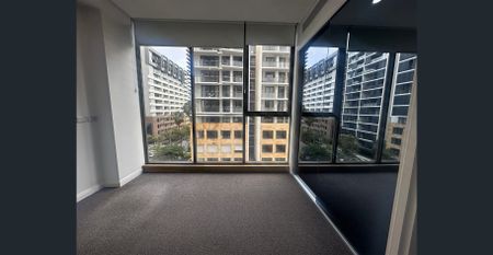 Walk to train & shops - Student-Friendly Apartment - Photo 4