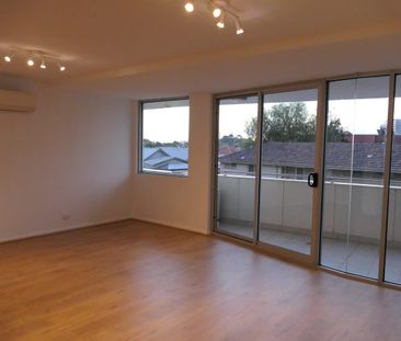 Convenient Location, Beautifully Presented Apartment - Photo 1