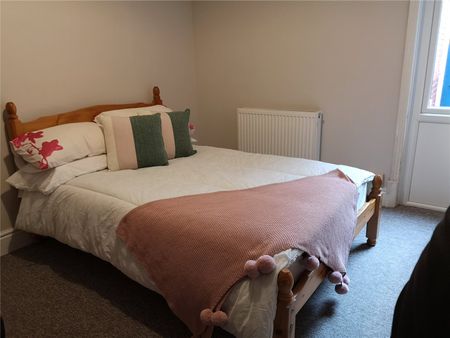 5 bedroom semi-detached house to rent - Photo 2