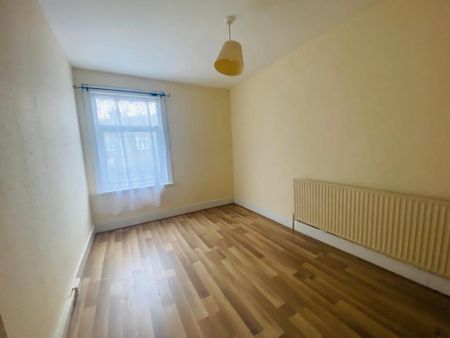 4 Bed Terraced House, Harrow Road, IG11 - Photo 3