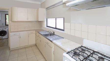 Lovely 2 Bedroom Family Home with Parking for 2 Cars! - Photo 5