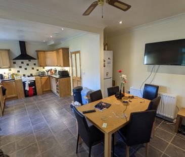 4 bedroom semi-detached house to rent - Photo 5