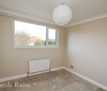 4 bedroom semi-detached house to rent - Photo 2