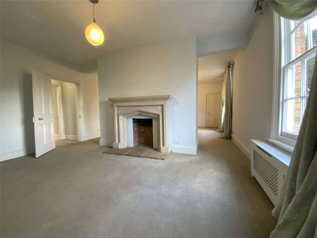 Handsome Georgian/Victorian Farmhouse in the village of Alderminster. - Photo 3