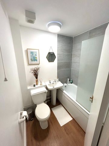 1 Bed Flat, London, SE8 - Photo 3