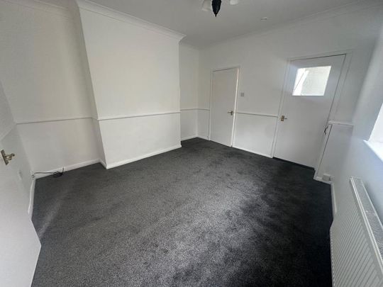 4 bedroom end of terrace house to rent - Photo 1