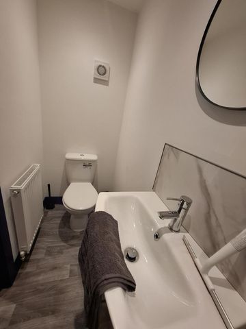 Room to let in newly refurbished HMO – Heneage Road - Photo 5